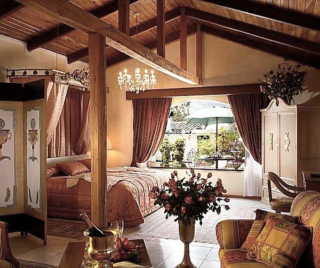 4 La Mirage - bedroom rafters